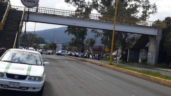 Taxistas bloquean el Boulevard; exigen freno a abusos de la Policía Michoacán