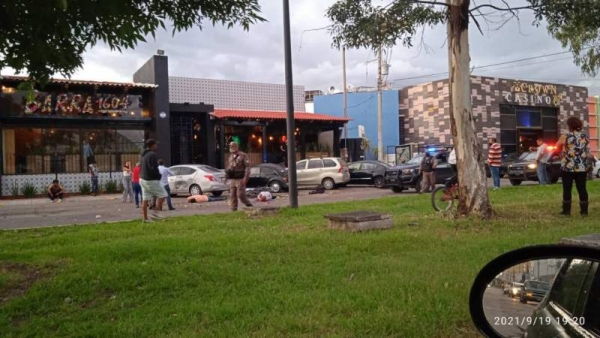 Detonan explosivo frente a restaurante; 2 muertos y 4 heridos