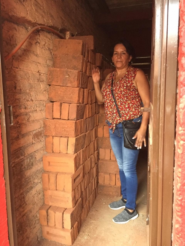 Dona Paco Cedillo material para construcción a familias de bajos recursos