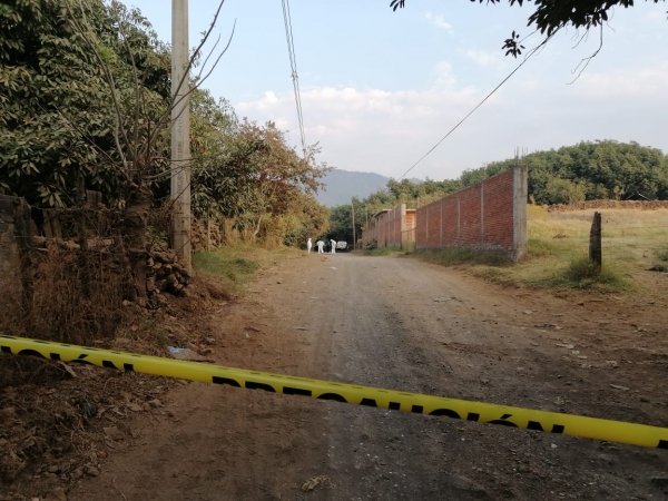 Ejecutan a mujer y la dejan tirada en una brecha de Caltzontzin en Uruapan