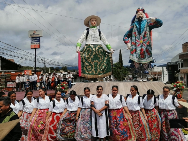 Develan esculturas de El Tarepiti y La Maringuía en San Juan Nuevo