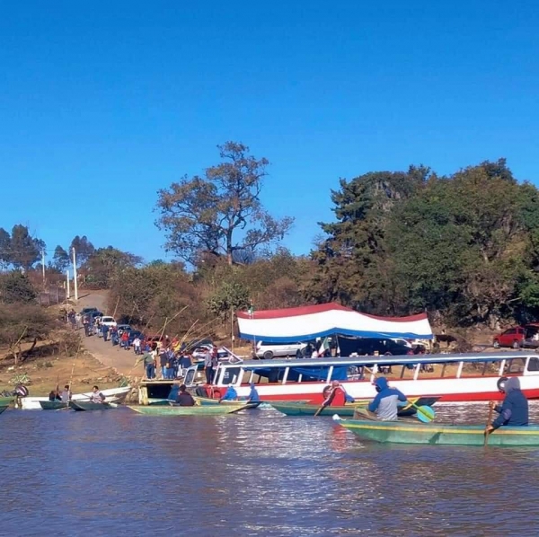 Pescadores se suman a la búsqueda de padre e hija en el lago de Pátzcuaro