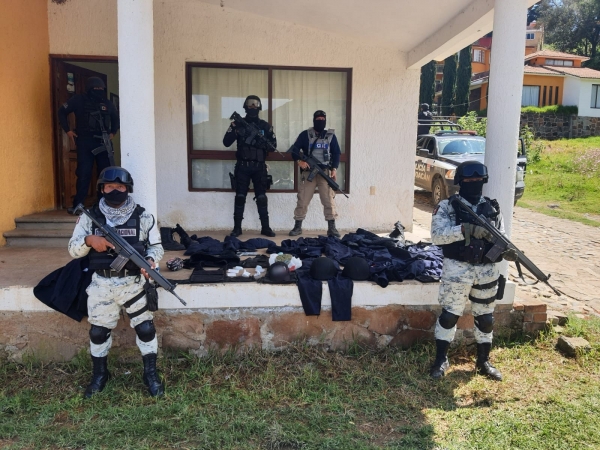 Dos detenidos con  droga y equipo táctico, en Tlalpujahua