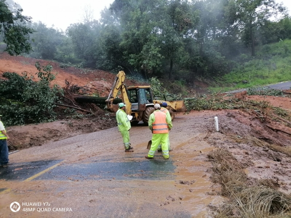 Colapsa carretera Uruapan-El Sabino; deslaves cierran carretera a Lombardía