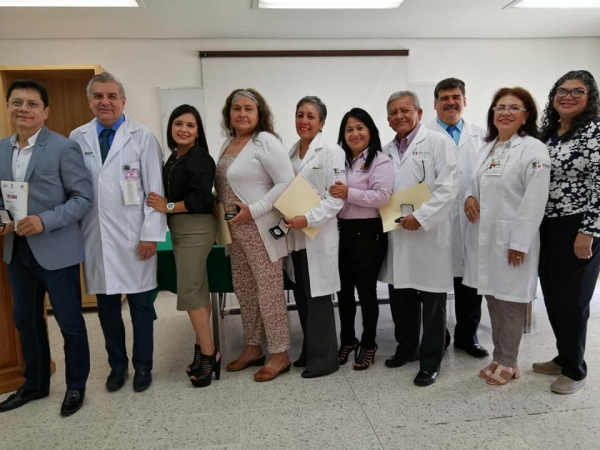 Reconocen a 7 médicos por 20 años de servicio en el Hospital General de Uruapan “Dr. Pedro Daniel Martínez”.