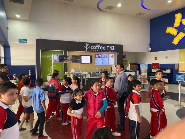 Pequeños de la primaria Mariano Matamoros van al cine gratis gracias a Paco Cedillo