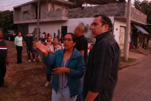 Marco Trejo entrega lámparas para el alumbrado público al oriente de Uruapan