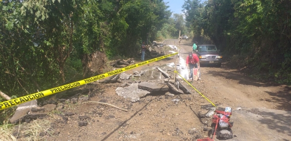 Autoridades municipales de Taretan reparan carretera averiada por socavón