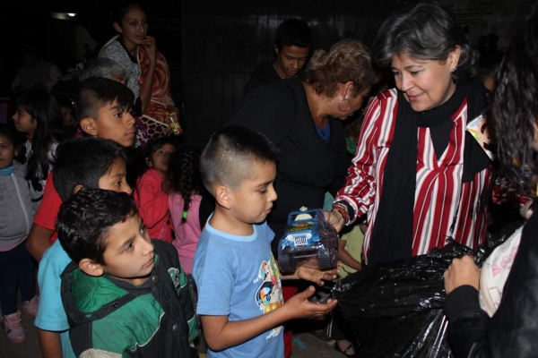 Mayela Salas Sáenz, diputada local ayuda Reyes Magos con la entrega de juguetes