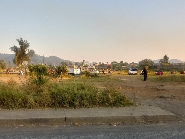 Denuncian vecinos de Valle Dorado aglutinación de gente en el parque público