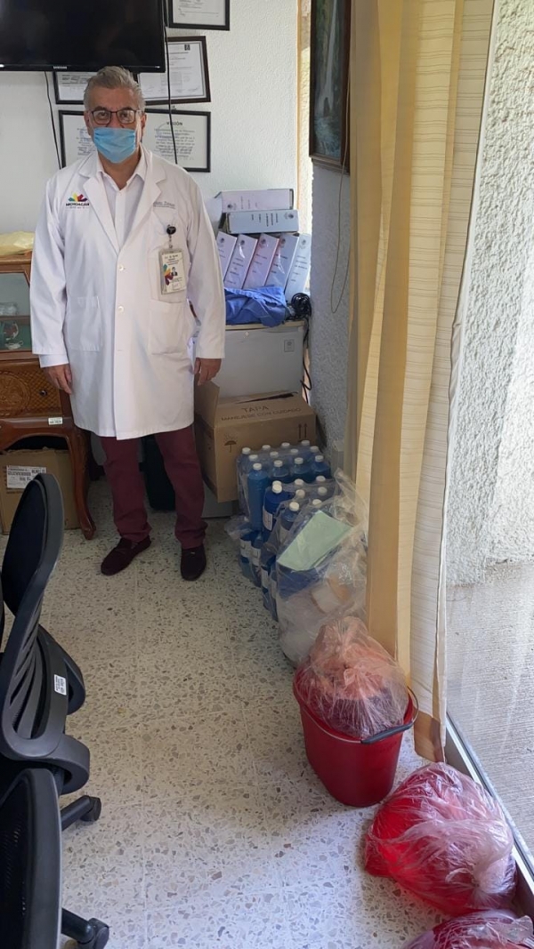 Donan productos al hospital general de Uruapan Vecinos organizados de la colonia Los Ángeles