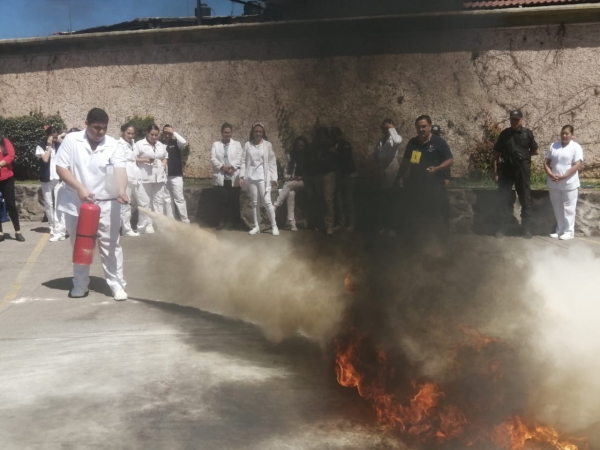 Personal del Hospital General de Uruapan “Dr. Pedro Daniel Martínez” recibe capacitación sobre el uso de extintores