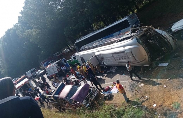 Choque y volcadura de autobuses deja mujer fallecida y 17 lesionados