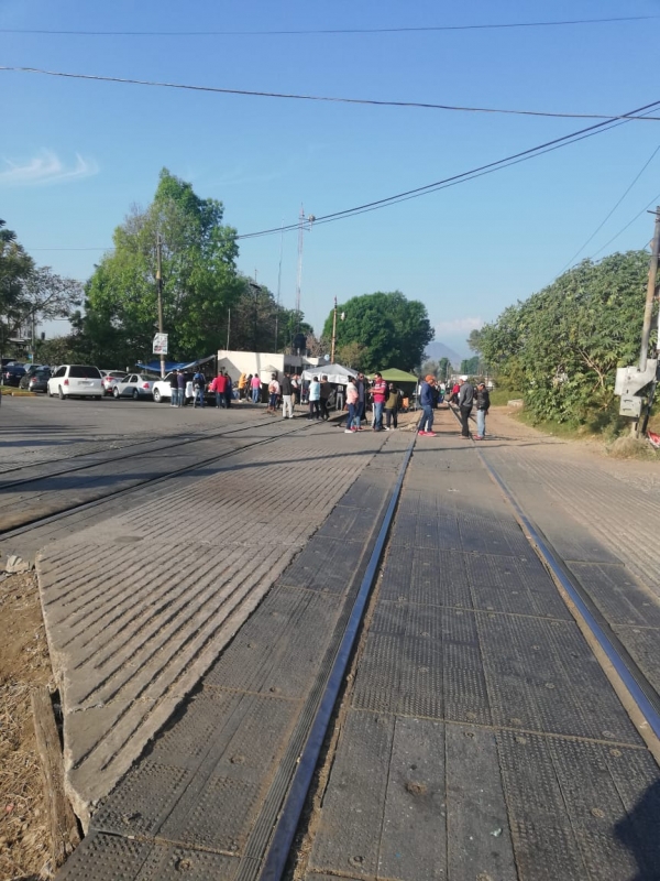 Toman las vías del tren en Caltzontzin y otras partes de la región miembros del SNTE y CNTE