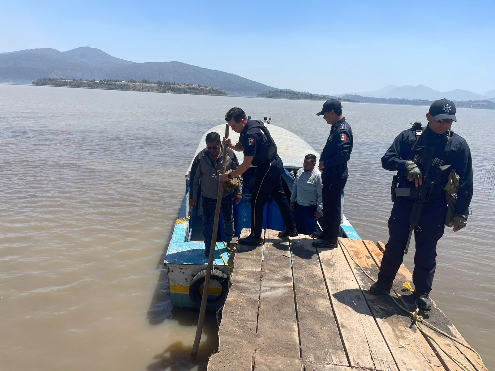 Se roban el agua del lago de Pátzcuaro, intentan evitarlo con seguridad